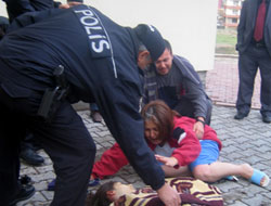 Annesine kızan kız aşağı atladı