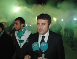 Röportaj sırasında yanıyordu