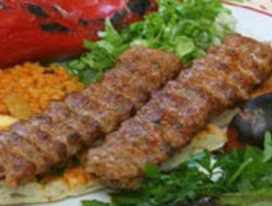 Parmağını kesti, yemek yaptı!