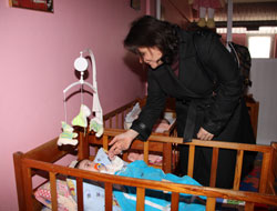 Bayan Kızılcık'tan anne şefkati...