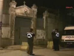 Tekbir eşliğinde iki kişi kilise bastı