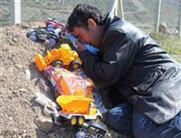 23 Nisanı mezarında kutladı!