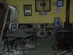 Otomobil kahvehaneye girdi