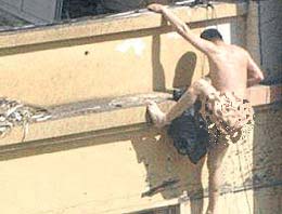 Ardına bakmadan çırılçıplak kaçtı!