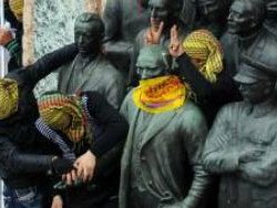 Atatürk anıtına bunu yapan alındı