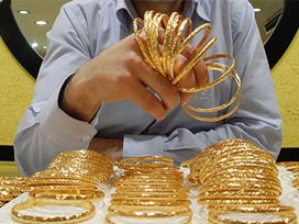 Sahte bilezik satarken yakalandı