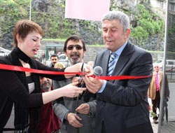 Vekil adayı açılışta parmak kesti!