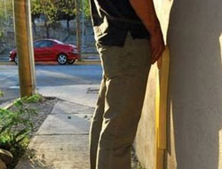 Evin bahçesinde "çiş" cinayeti!