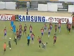 Futbolcular taraftarı dövdü!