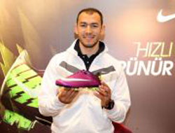 Umut Ronaldo kramponunu tanıttı