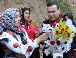 Salih Cora karanfil dağıttı!