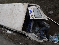 Otobüs devrildi: 1 ölü, 32 yaralı