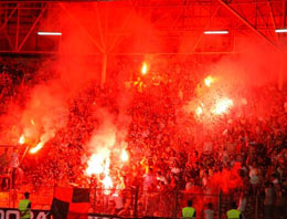 Avni Aker'e 61 bin bordo-mavi gül!