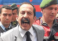 Hakime su şişesi fırlattı!