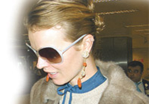 Eva Herzigova tuvalete kapandı