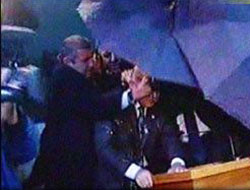 Burhan Kuzu'ya ayakkabı attılar