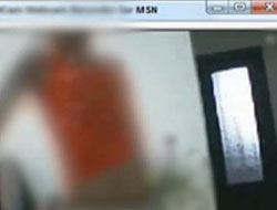 Kızına webcam'de şov yaptırdı!