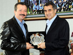 Şenol Güneş ödülünü aldı