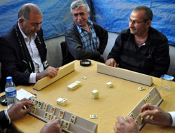 Gürsel Tekin okey masasında