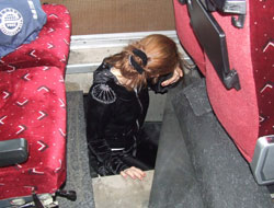 Hayat kadınlarını otobüse zulaladı