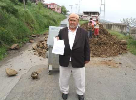 Trabzon'da vatandaş yolu kapattı!
