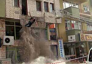 Balkon çöktü, 5 kişi yaralandı