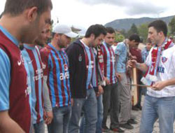 Taraftarlar TS'nin kampını bastı