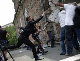 Irkçı liderden Türk vekile yumruk!