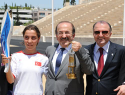 Başkan meşaleyi aldı, geldi