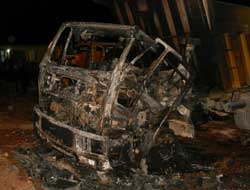 İş makinelerini ateşe verdiler!