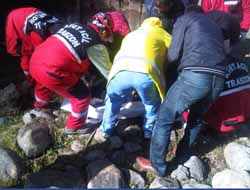 Maçka'da ARAÇ DEREYE UÇTU