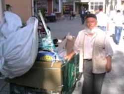 Öğrenciler için kağıt topluyor!