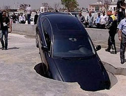 Makam araçları yollarını şaşırdı