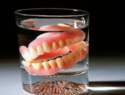 Takma dişleri mermiyi önledi