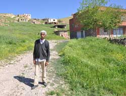 Köyde tek başına yaşıyor!