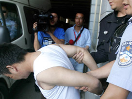 Kızını balkondan atan baba...!