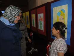 Bayan Bayraktar çocuk yuvasında