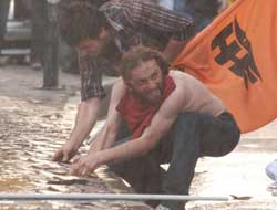 Parke taşları söküp polise attılar