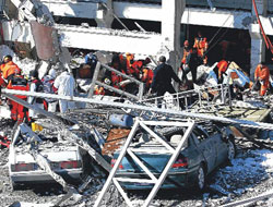 Depo patladı; 2 ölü, 63 yaralı