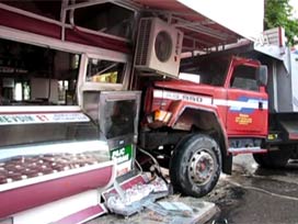 Freni boşalan kamyon dehşet!