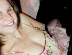 Bebeğini arabada doğurdu!