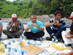 Of'ta yol işçilerine Adana kebabı!