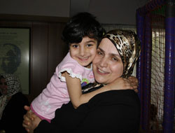 Bayan Bayraktar çocuklarla...