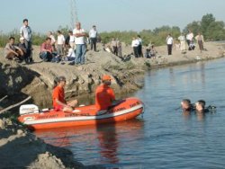 Boğulan oğlunun cesedini çıkardı
