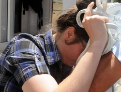 Erkeklerden kıskandı rehin aldı!