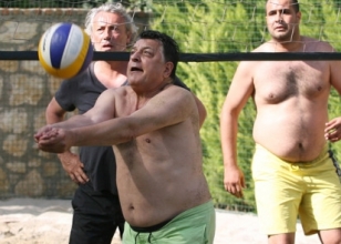 Ekip toplanmış Voleybol oynuyor