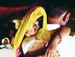 Amca kucağında evlenmeye gitti