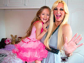 Annenin kıza verdiği hediyeye bak