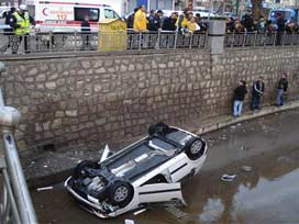 Otomobil kanala uçtu: 1 ölü