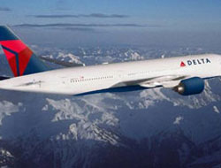 Uçakta çırılçıplak soyundu!